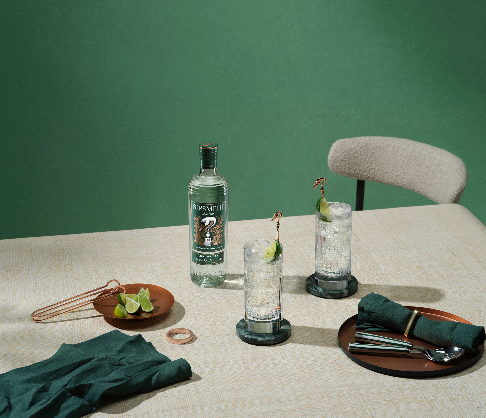 SipsmithLondonDryGin_Staged_G&T_Bottle&Serve_2023_s01