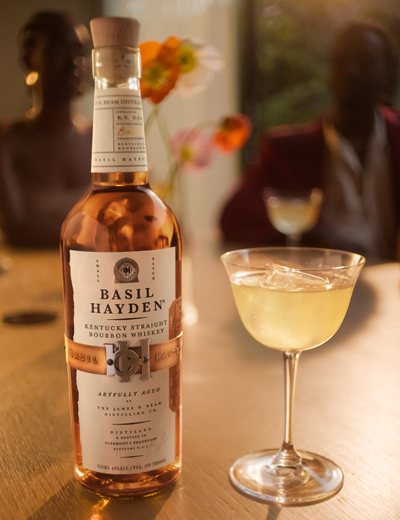 Basil Hayden Flasche und ein gefülltes Cocktail-Glas
