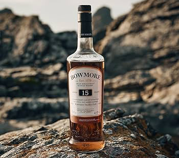 Bowmore Flasche in einer felsigen Landschaft