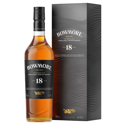 Eine volle Flasche Bowmore 18 Years Old neben der Verpackung