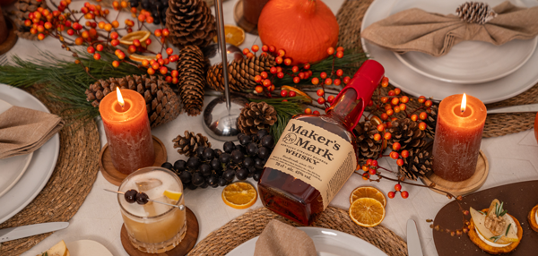 Maker's Mark Flasche auf einem festlich gedeckten Tisch