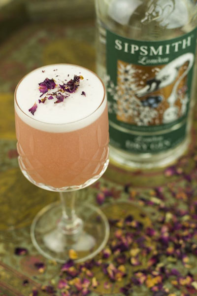Sipsmith Flasche mit Cocktail Rosewater Fizz im Glas