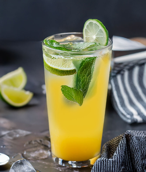 Toki Ginger Fizz Cocktail mit Limette und Minze garniert