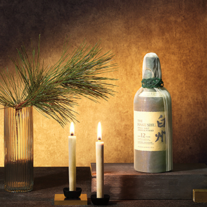 Hakushu 12YO - Flasche in festlicher Szene