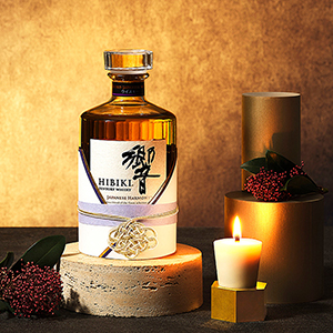 Hibiki Japanese Harmony - Flasche in festlicher Szene