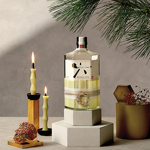 Roku Gin - Flasche in festlicher Szene