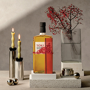 Suntory Whisky Toki - Flasche in festlicher Szene