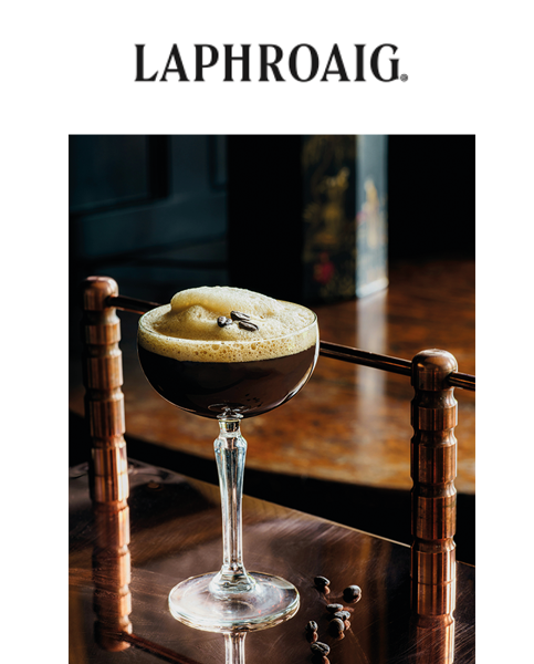 Laphroaig Peaty Chocolate Flip in einem Glas auf einem Holztisch