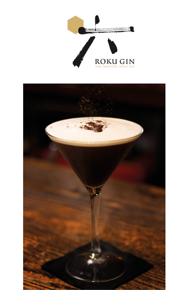 Roku Espresso Martini in einem Glas auf einem Holztisch
