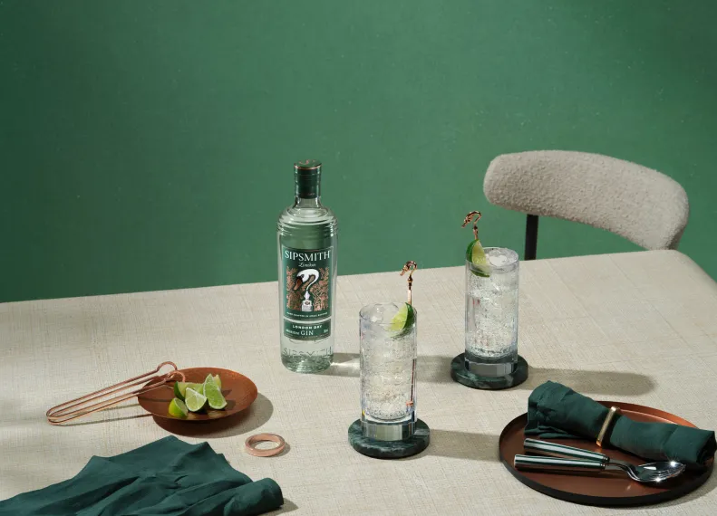 SipsmithLondonDryGin_Staged_G&T_Bottle&Serve_2023_s01