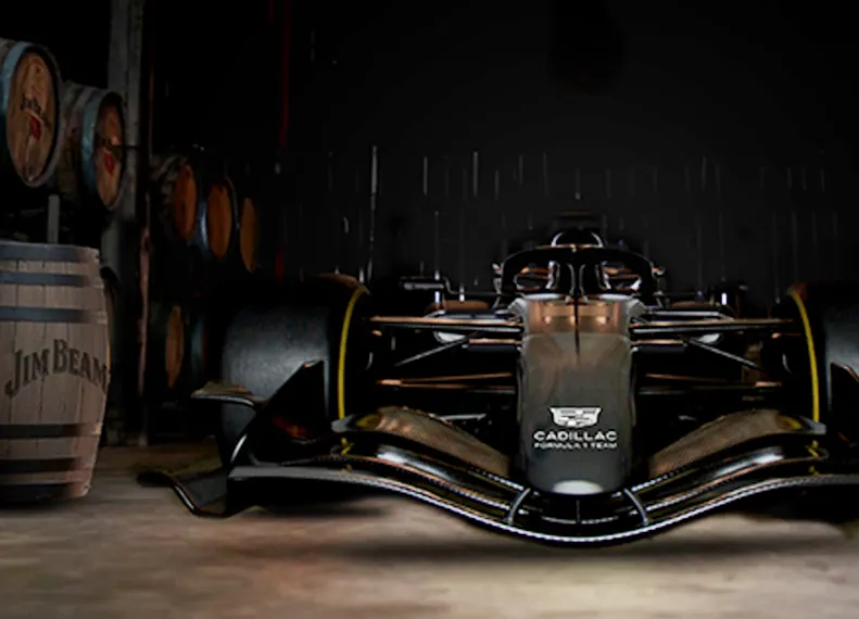 Cadillac Formel-1 Rennwagen im Lager neben Weinfässern von Jim Beam