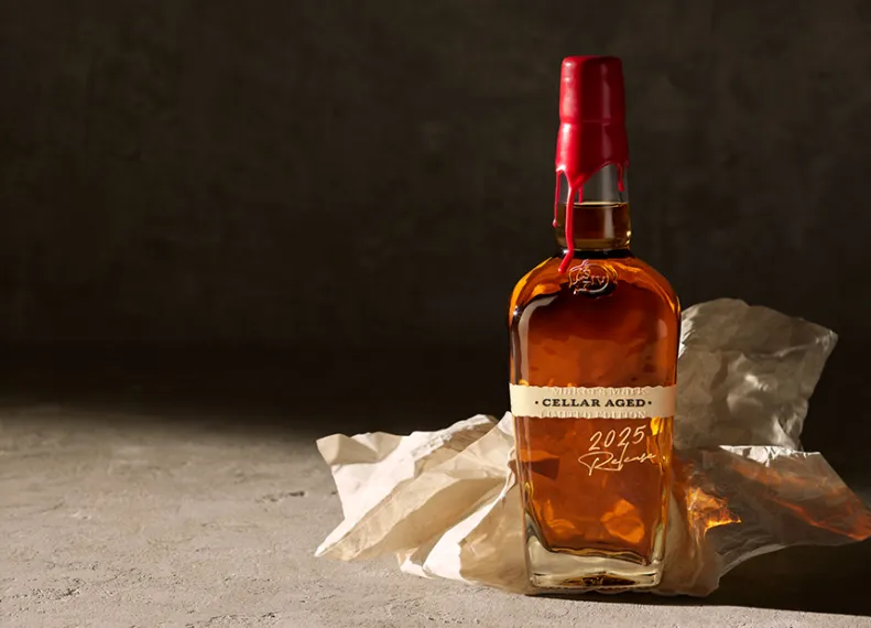 Eine Flasche Marker's Mark auf Betonuntergrund