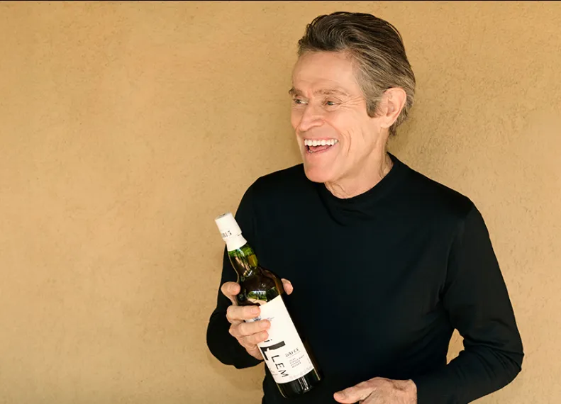 Willem Dafoe mit einer Flasche Laphroaig "Willem by Willem"