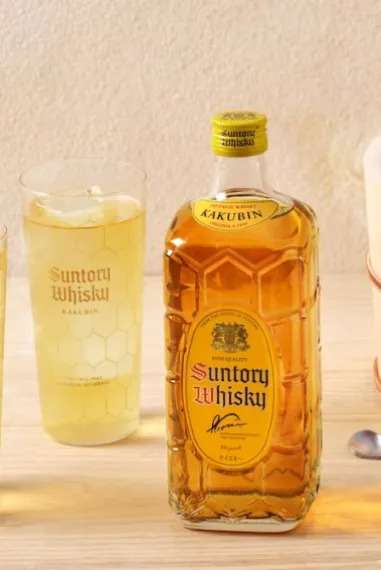 A bottle and a glass of Kakubin whisky