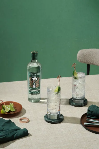 SipsmithLondonDryGin_Staged_G&T_Bottle&Serve_2023_s01