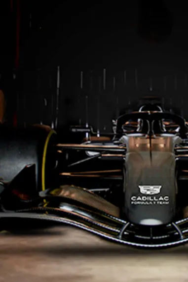 Cadillac Formel-1 Rennwagen im Lager neben Weinfässern von Jim Beam