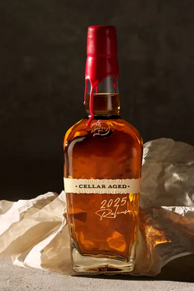 Eine Flasche Marker's Mark auf Betonuntergrund