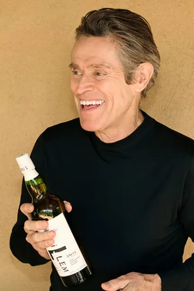Willem Dafoe mit einer Flasche Laphroaig "Willem by Willem"