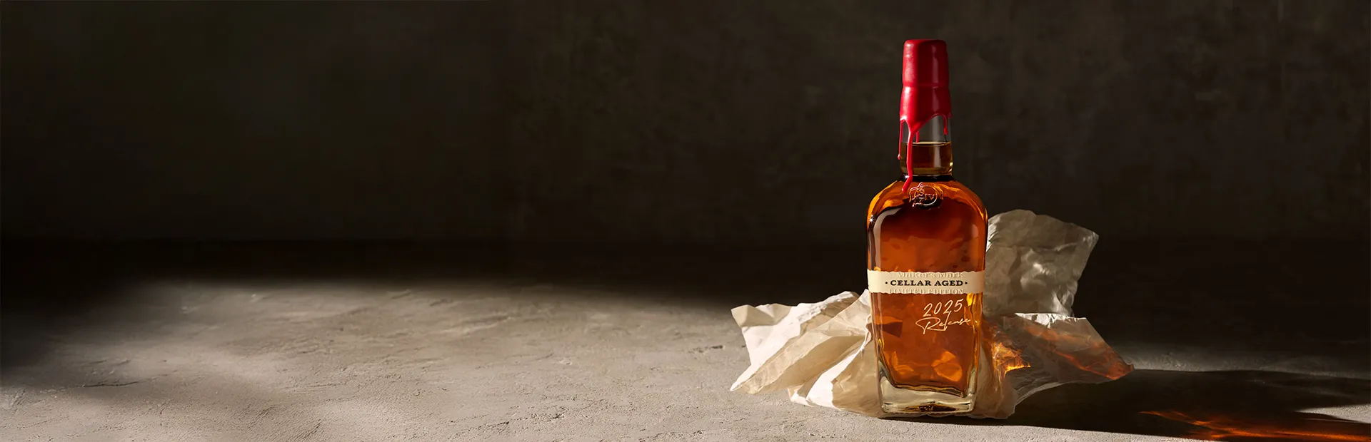 Eine Flasche Marker's Mark auf Betonuntergrund