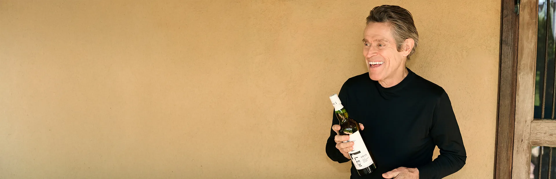 Willem Dafoe mit einer Flasche Laphroaig "Willem by Willem"